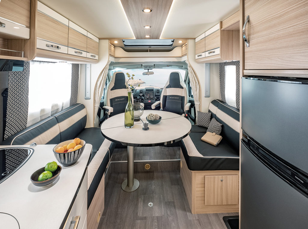 Camping Car 4 Personnes Florium Mayflower Black Pearl 74LMF Salon